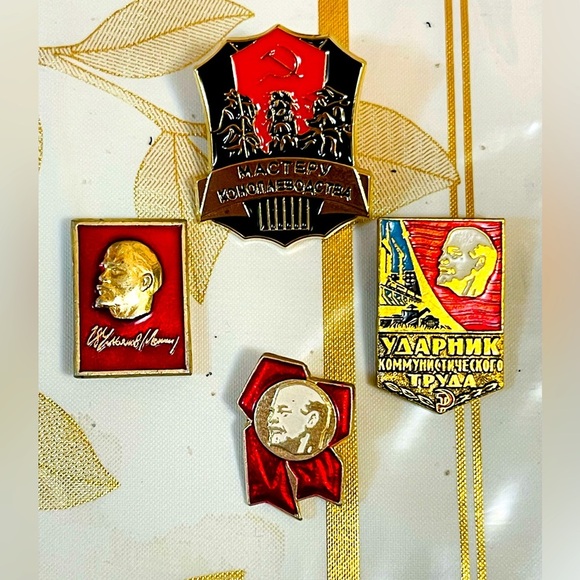 Lot SOVIET USSR RUSSIAN PIN BADGE"TO THE MASTER OF HEMPING, CANNABIS GROWING" - Picture 1 of 6